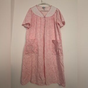 Lady Manhattan Housecoat Robe Womens Size M Pink Vintage Floral Snap Embroidered